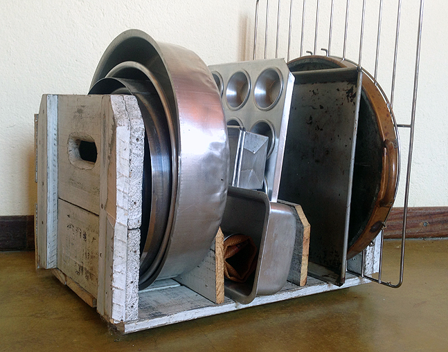 organização de formas e assadeiras na cozinha