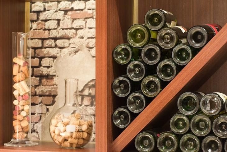 organização de garrafas de vinho (adega improvisada)