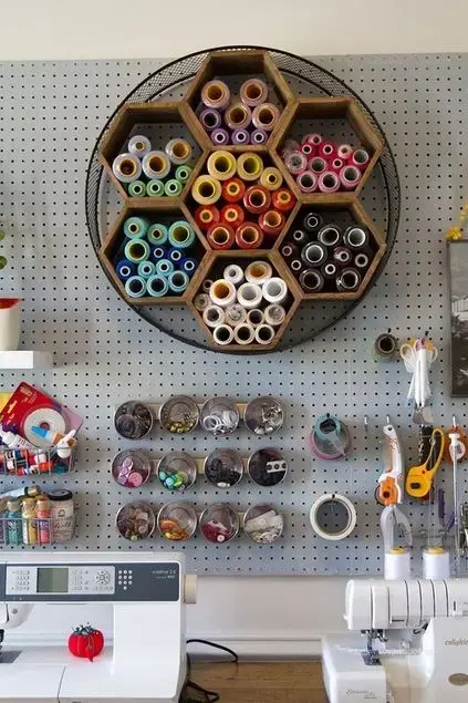 organização de itens de costura (linha e agulha)