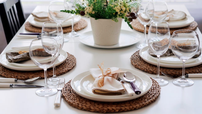 organização de itens de festa (pratinhos e copos)