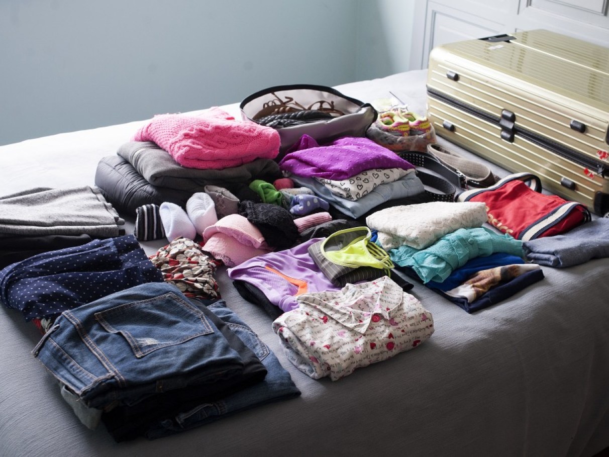 ideias criativas para organizar malas no maleiro de casa