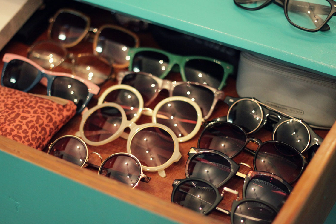 erros comuns ao organizar óculos de sol na gaveta
