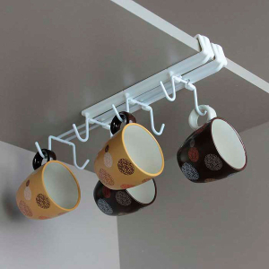 organização de xícaras e canecas no gancho