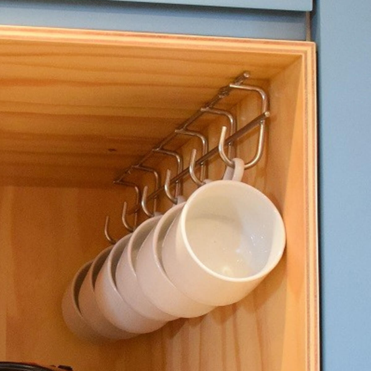 suporte para pendurar xícaras embaixo da prateleira