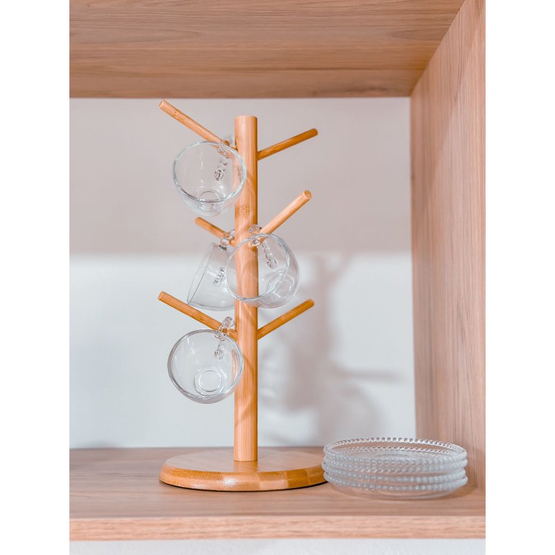 organização de xícaras e canecas no gancho