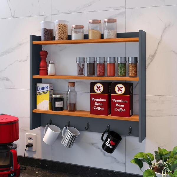 organização de xícaras e canecas no gancho