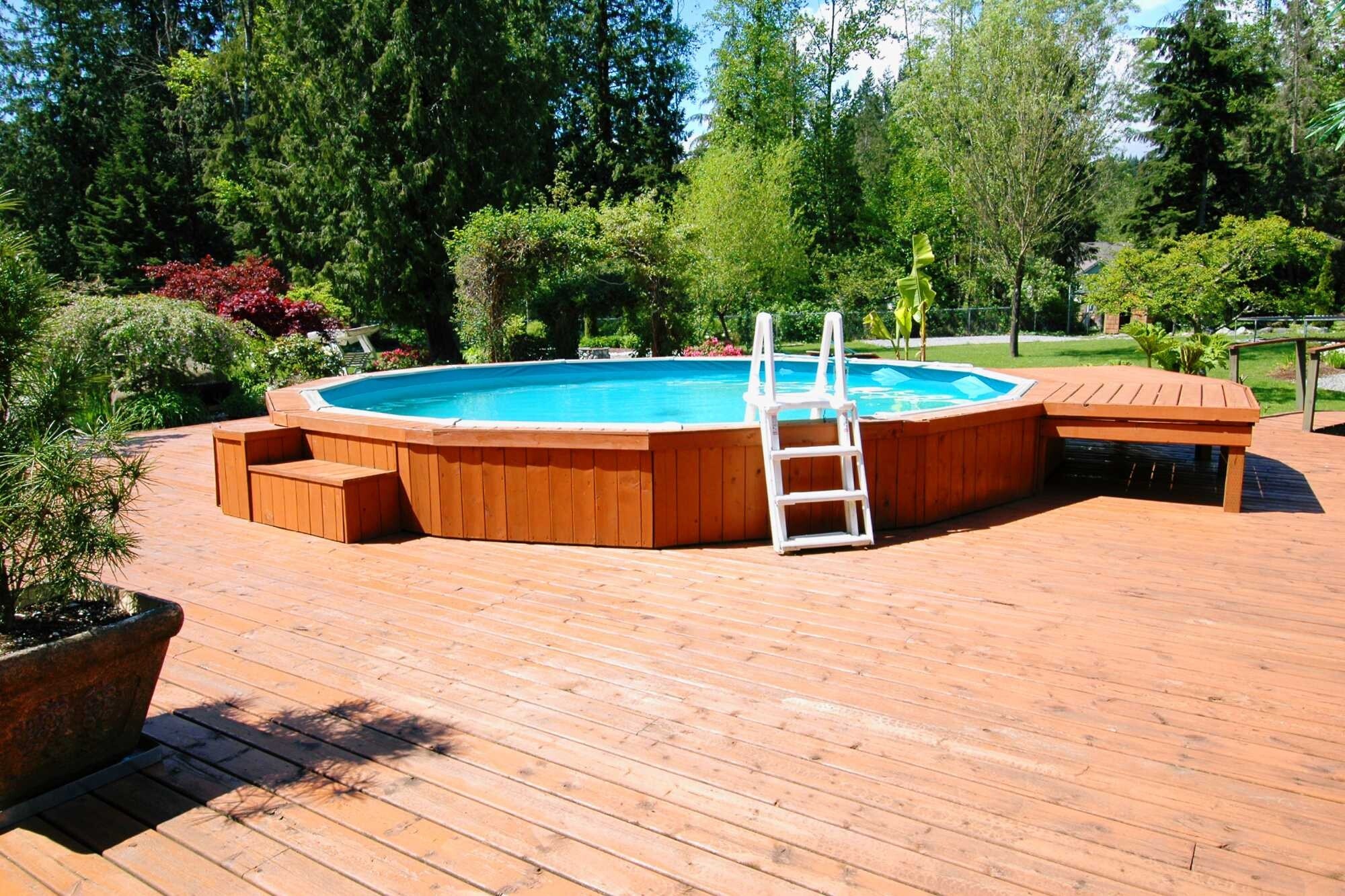 piscinas com deck de madeira