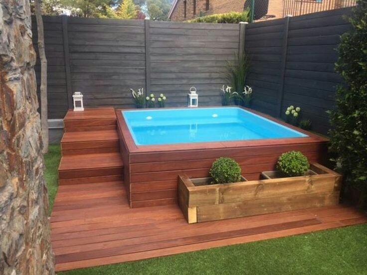 piscina com deck pequeno