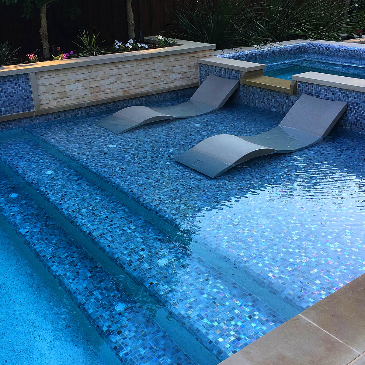piscina com deck de alvenaria