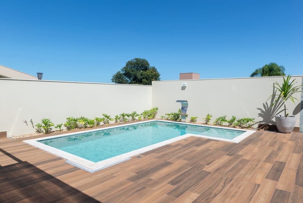piscina com deck e cascata