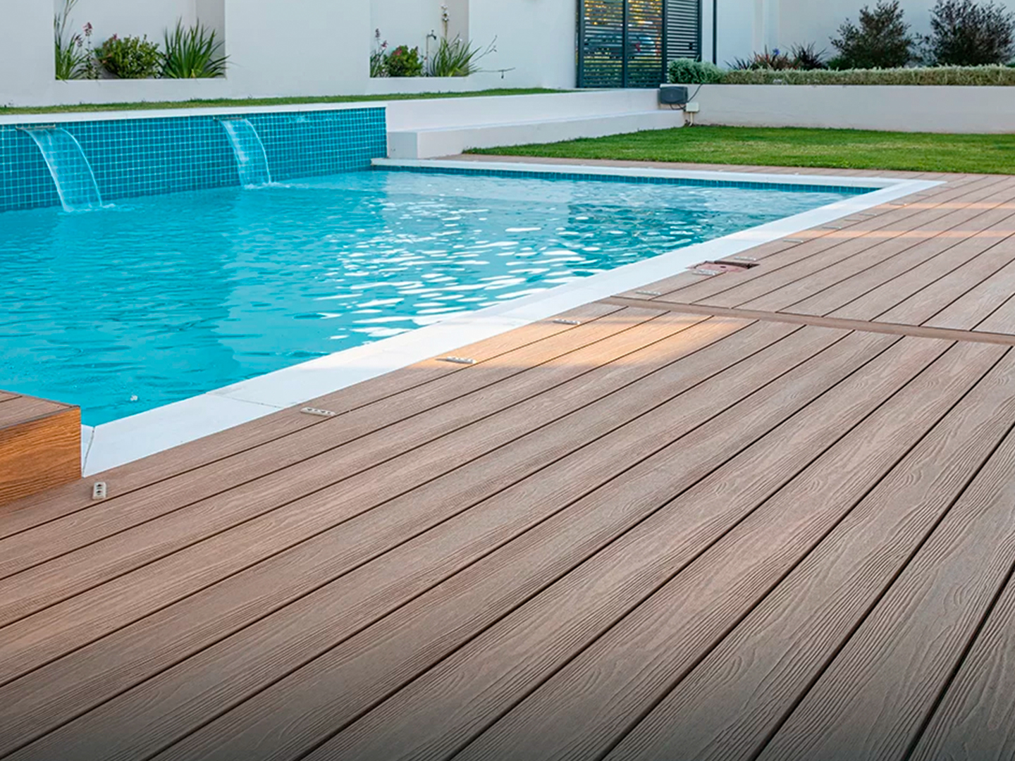 piscina com deck elevado