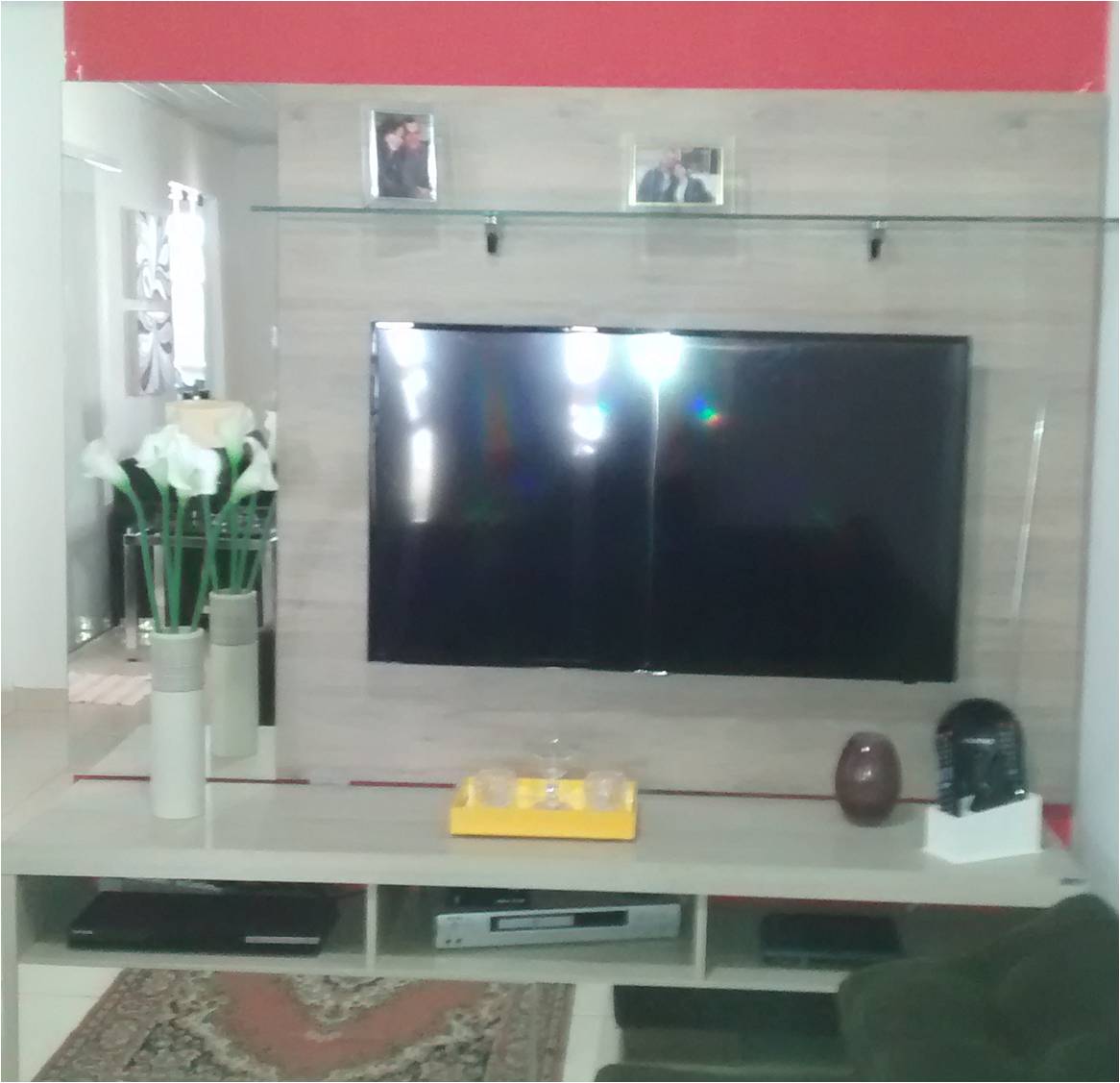 Prateleira de vidro fumê para sala de TV