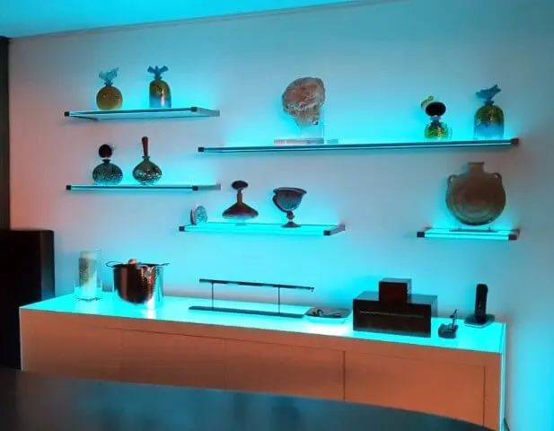 Prateleira de vidro temperado para sala de TV