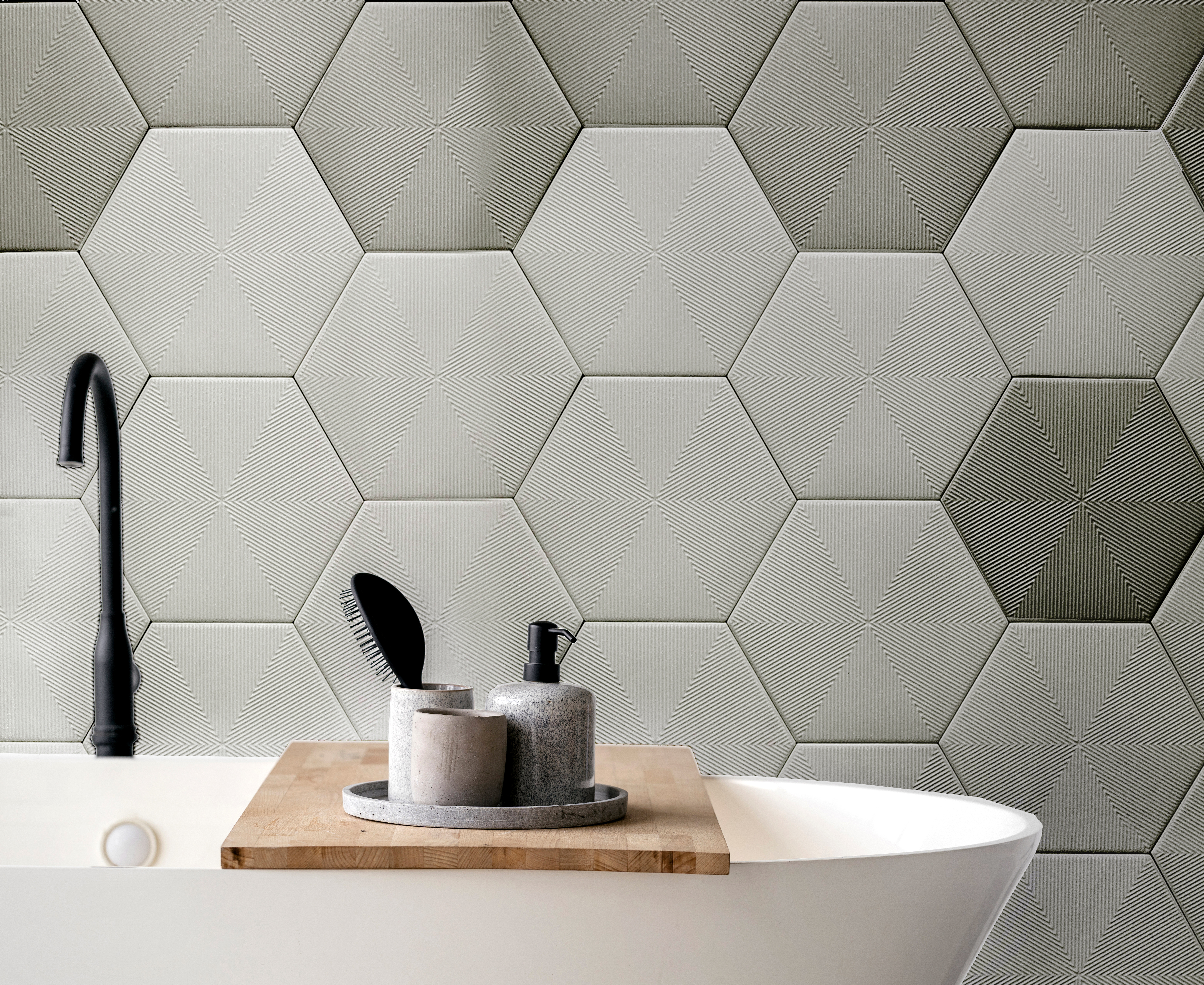 banheiro pequeno com revestimento hexagonal