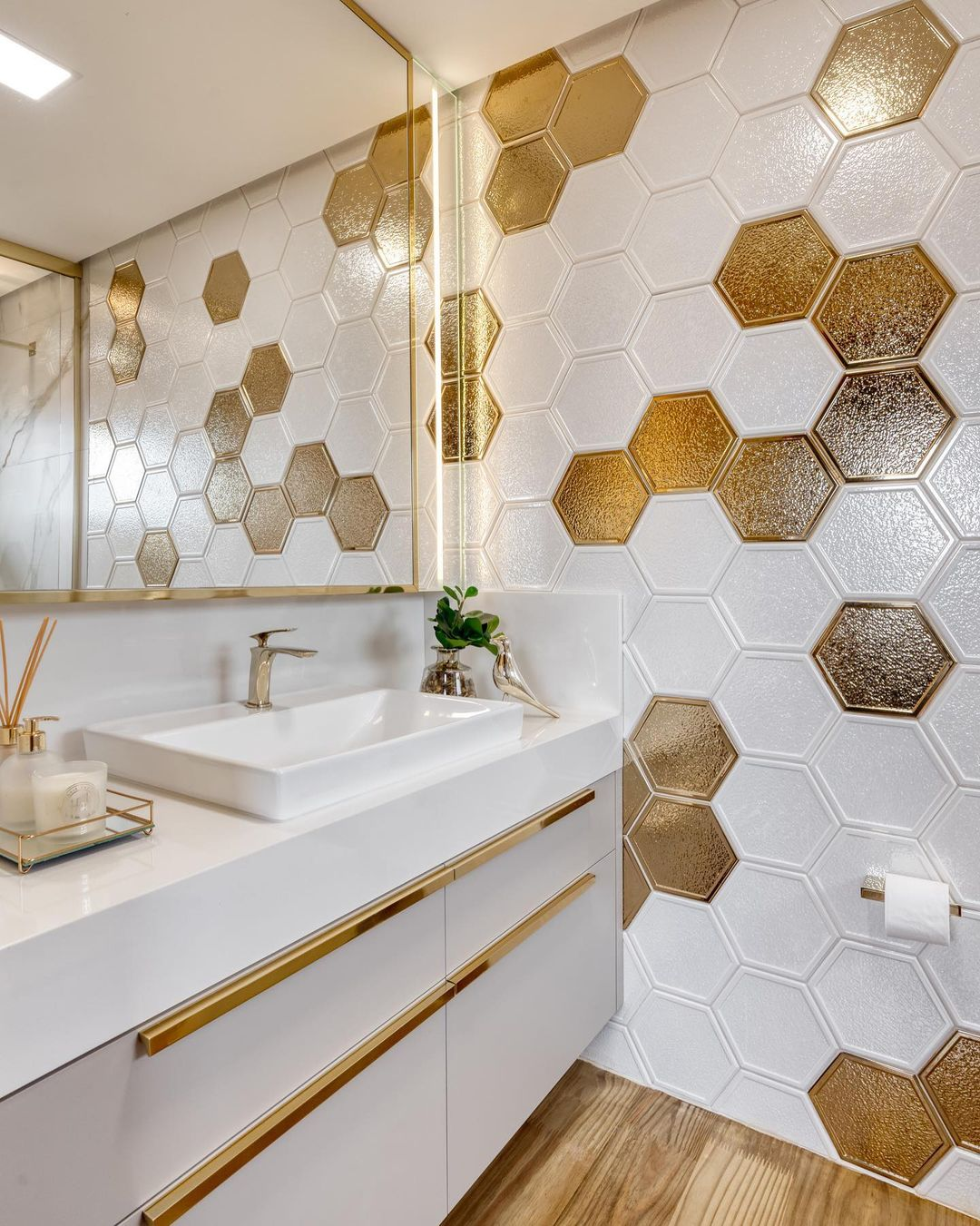 revestimento hexagonal preto e branco banheiro