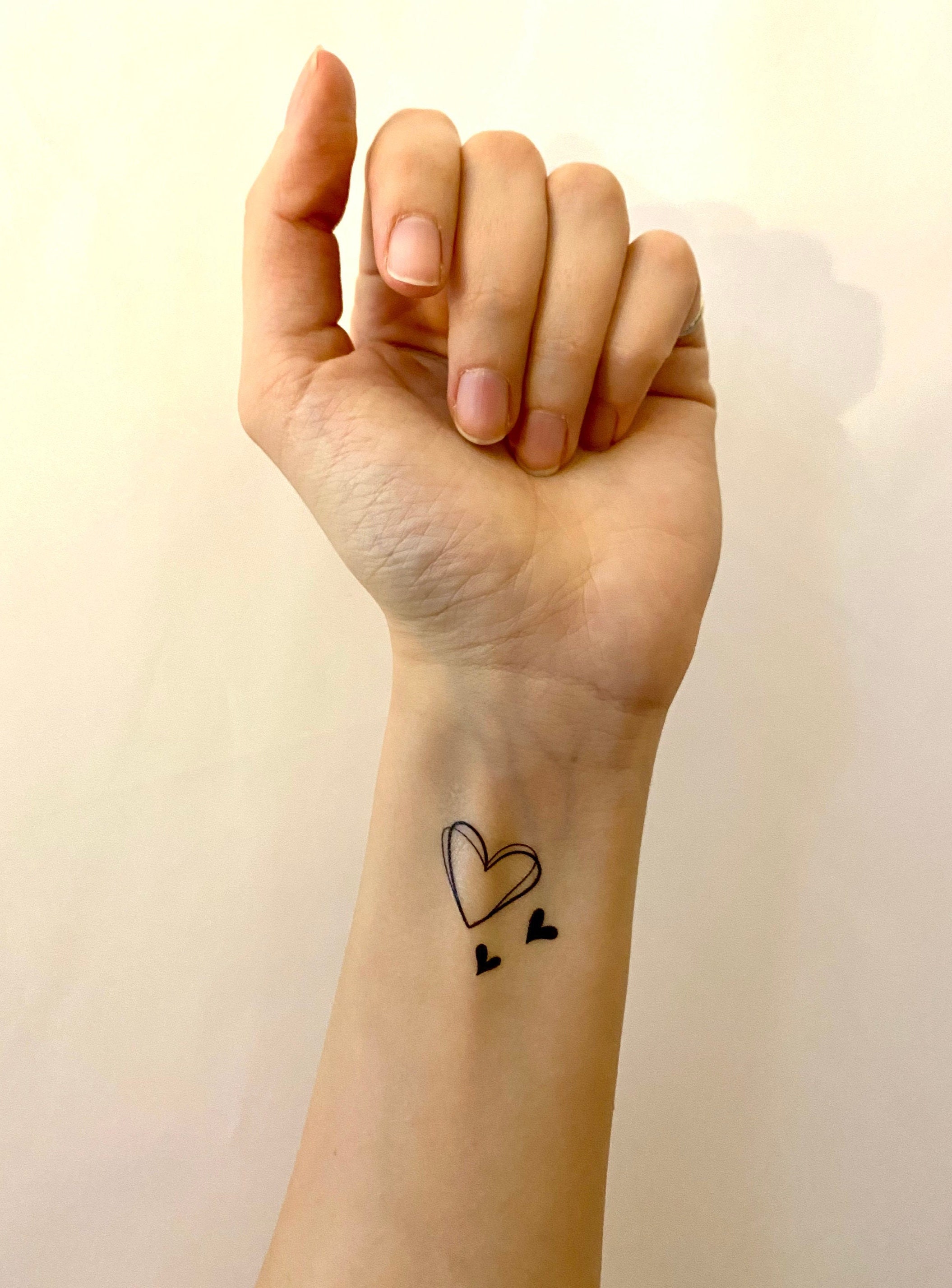 ideias tatuagem 3 corações femininas delicadas