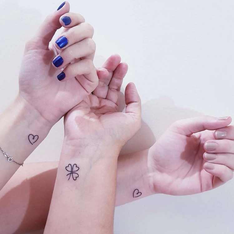 tatuagem 3 corações no pulso significado