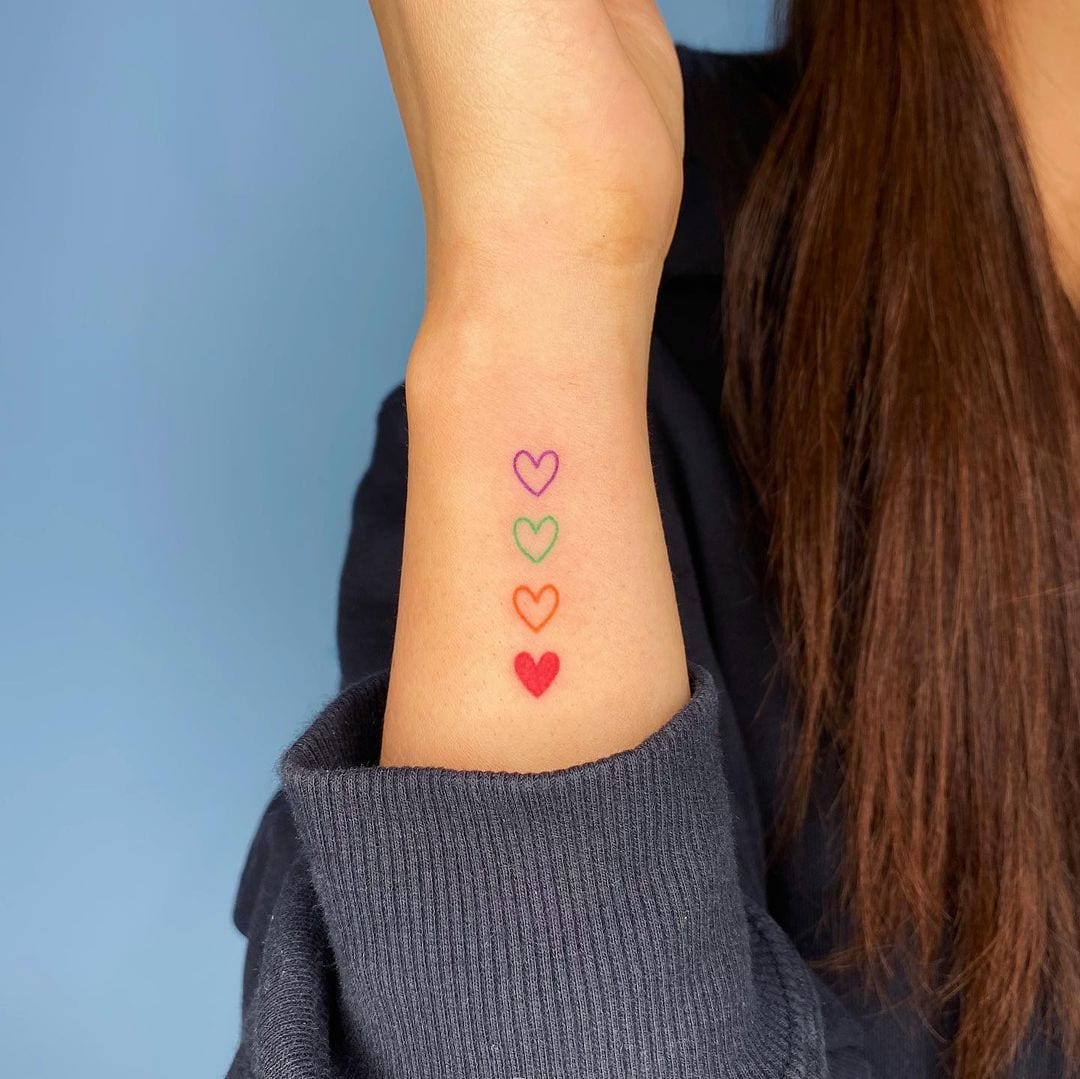 tatuagem 3 corações no pulso vs antebraço