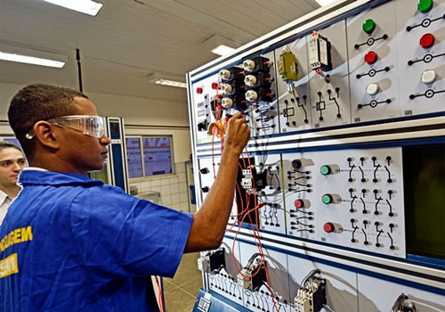 Guia completo: Como é o dia a dia de um Técnico em Eletrotécnica?