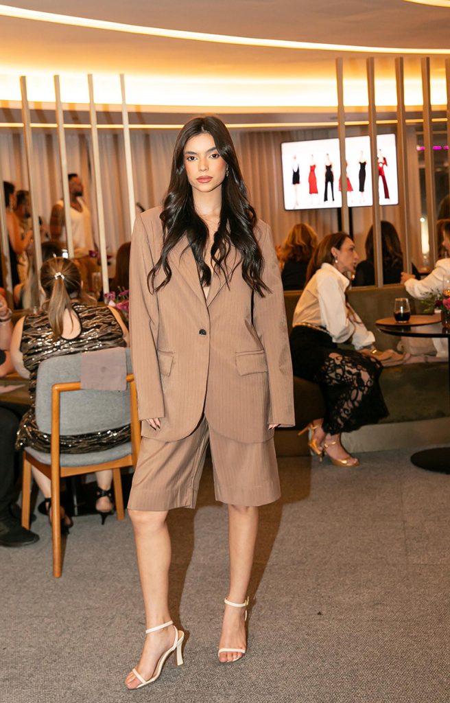 5 ideias de títulos:
1. Alfaiataria Moderna: Como Atualizar seu Guarda-Roupa Corporativo para 2026
2. Tricôs Vintage e Texturas: O Conforto que Invade o Escritório no Outono/Inverno 2026
3. As Cores que Definem o Outono/Inverno 2026: Do Clássico ao Ousado
4. Saias Longas e Midi: A Versatilidade que Transforma o Office Look
5. Acessórios que Elevam o Visual Corporativo: Detalhes que Fazem a Diferença em 2026