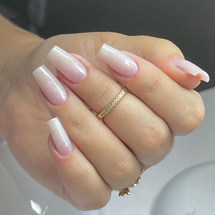 Aura Nails: O Efeito Esfumado Delicado para Suas Unhas de Gel