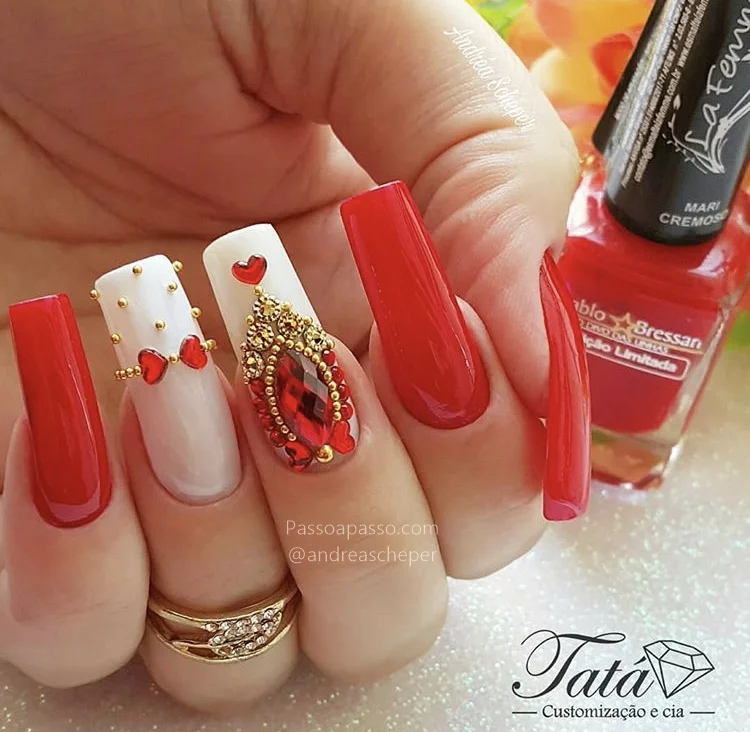 Cores de Esmalte que Nunca Saem de Moda: Azul Safira e Metálicos