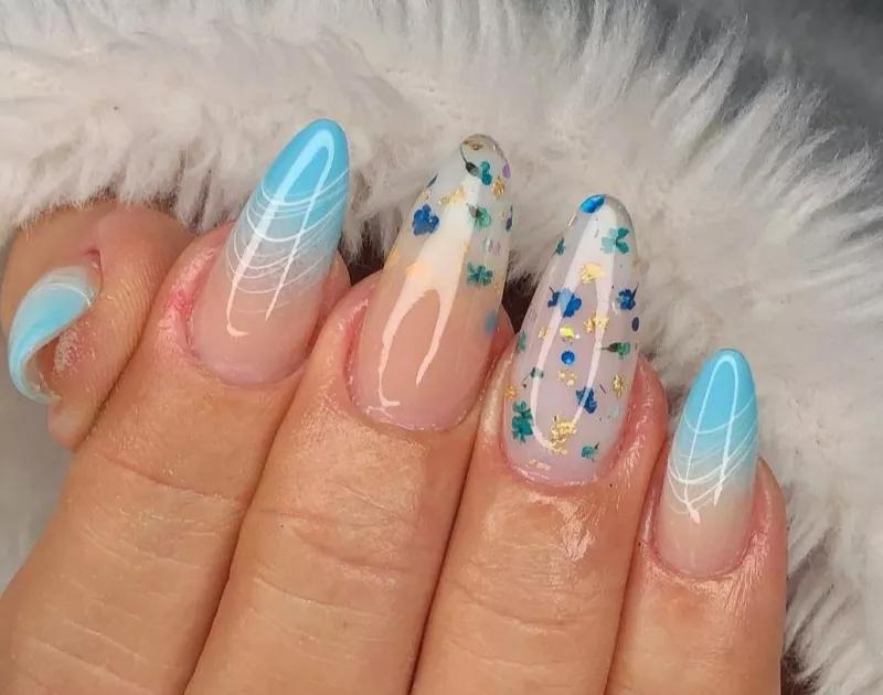 unhas azuis claras decoradas