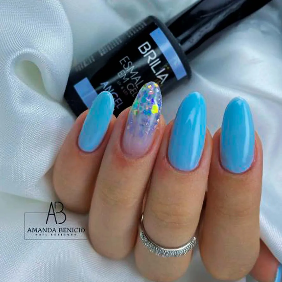 unhas azuis claras decoradas