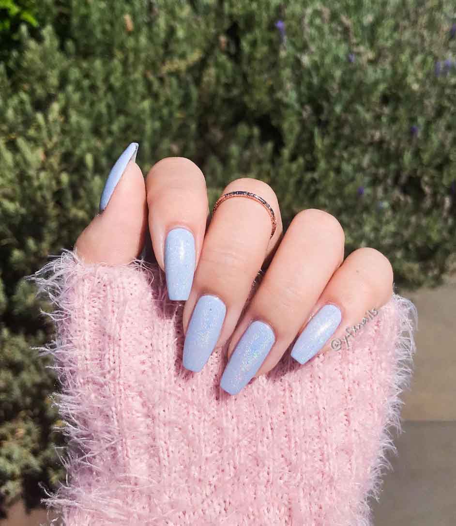 unhas azuis claras decoradas