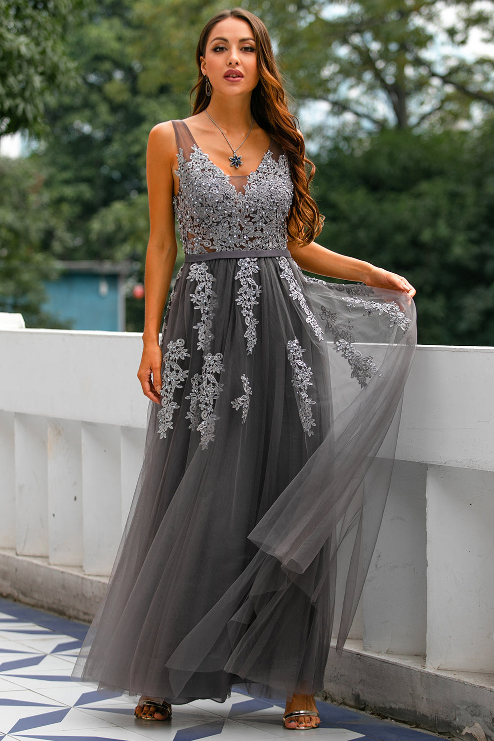 vestido de festa cinza plus size