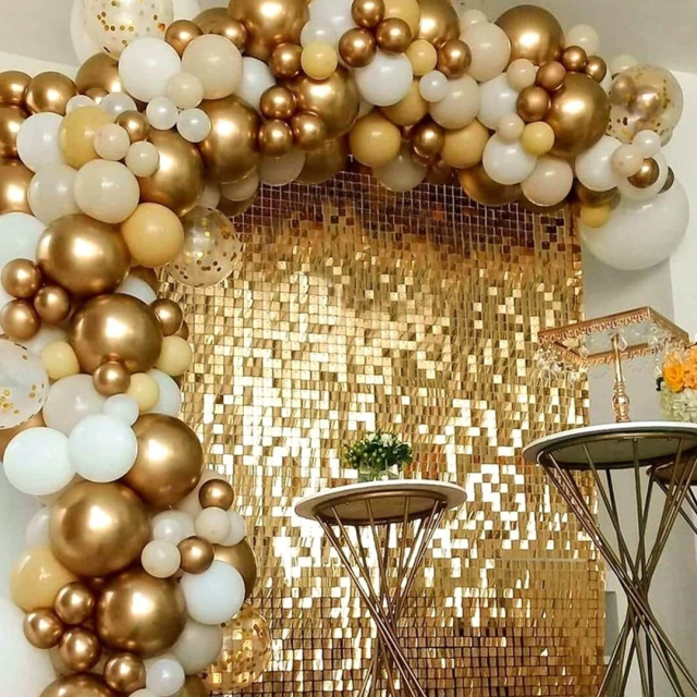decoração de festa com cortina metalizada quadrada