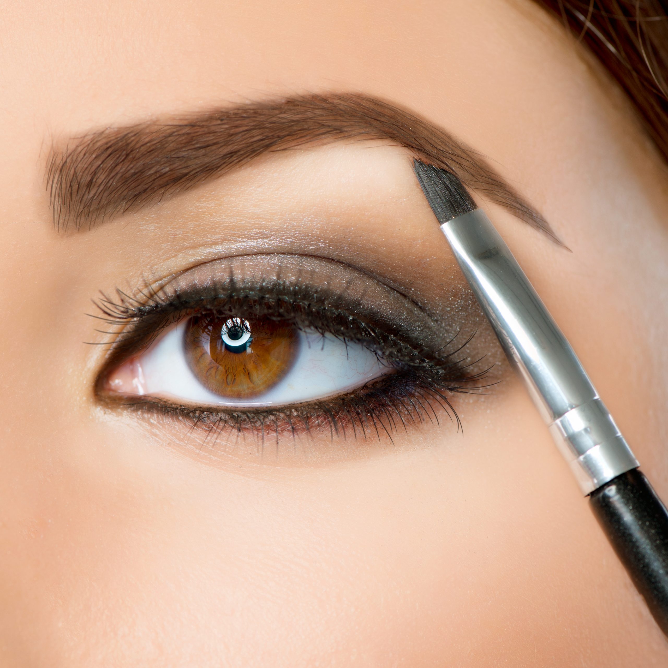 como corrigir olhos caídos com maquiagem