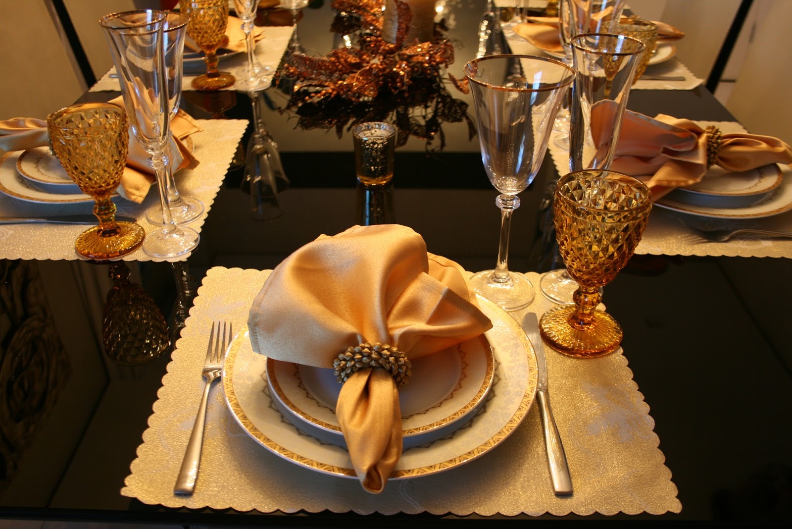 mesa dourada elegante
