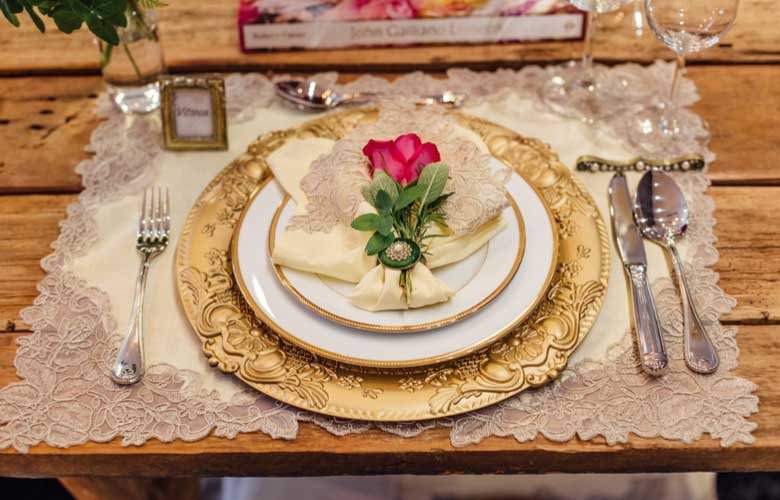 como usar dourado na mesa posta
