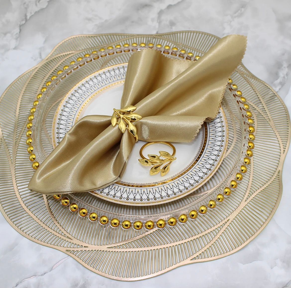combinações de cores com dourado na mesa