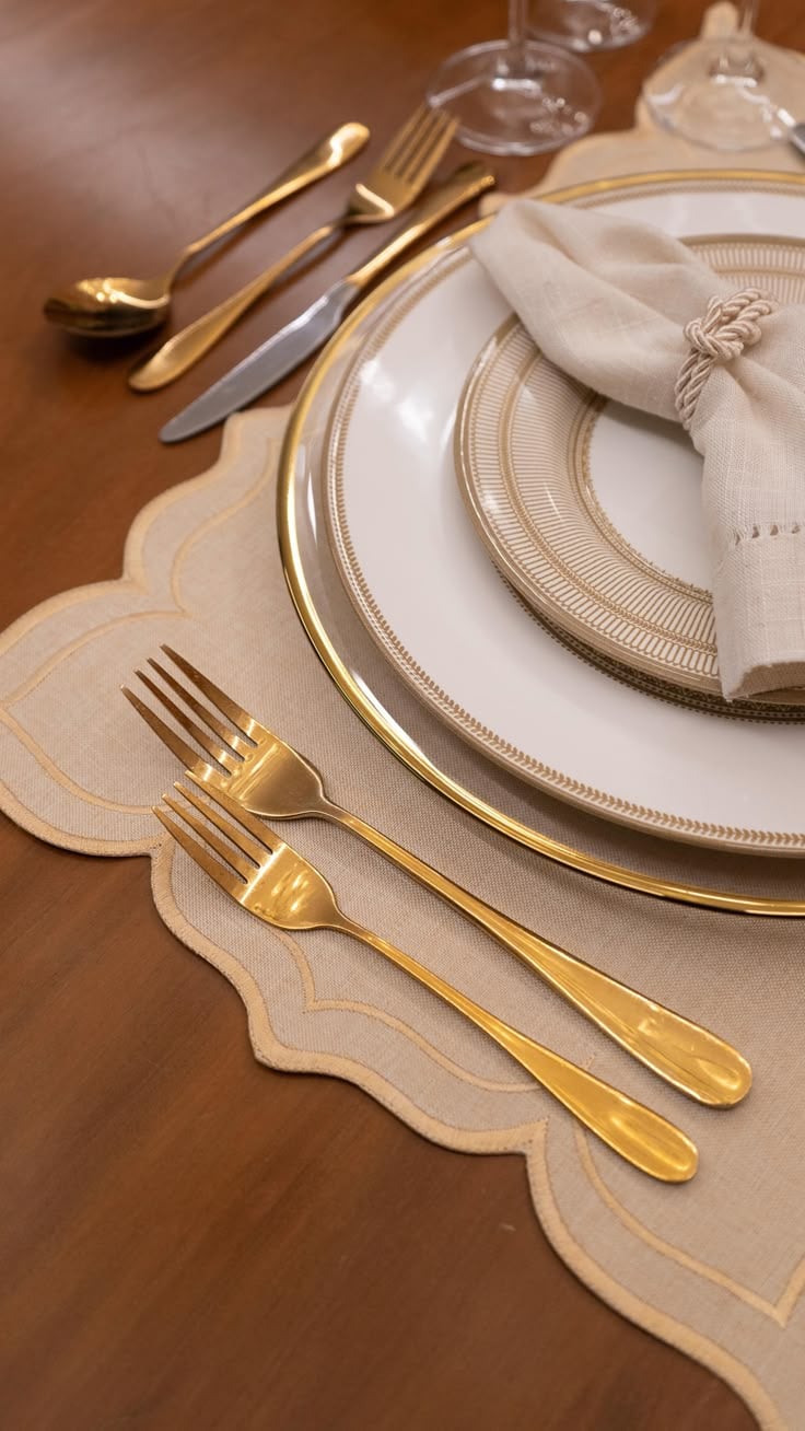 combinações de cores com dourado na mesa
