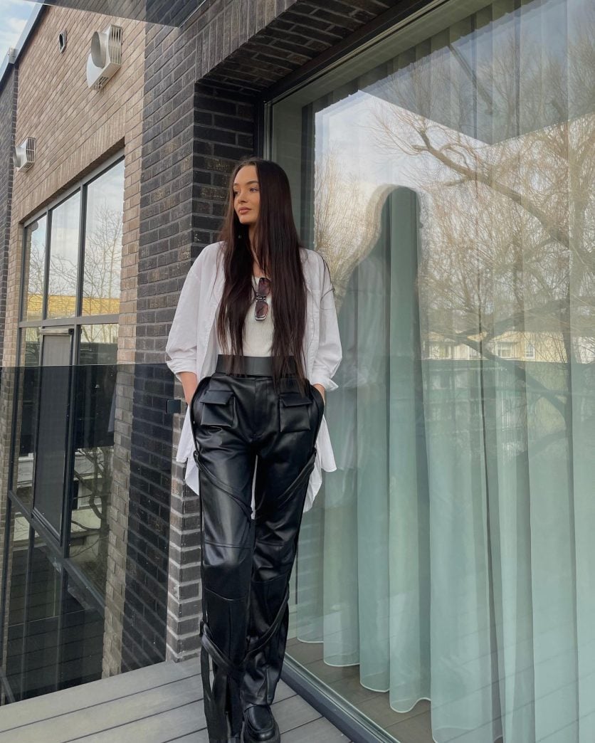 calça de couro sintético looks