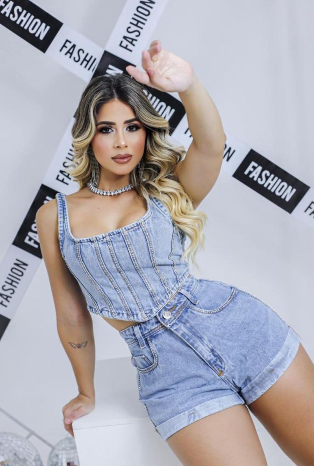 short jeans com strass