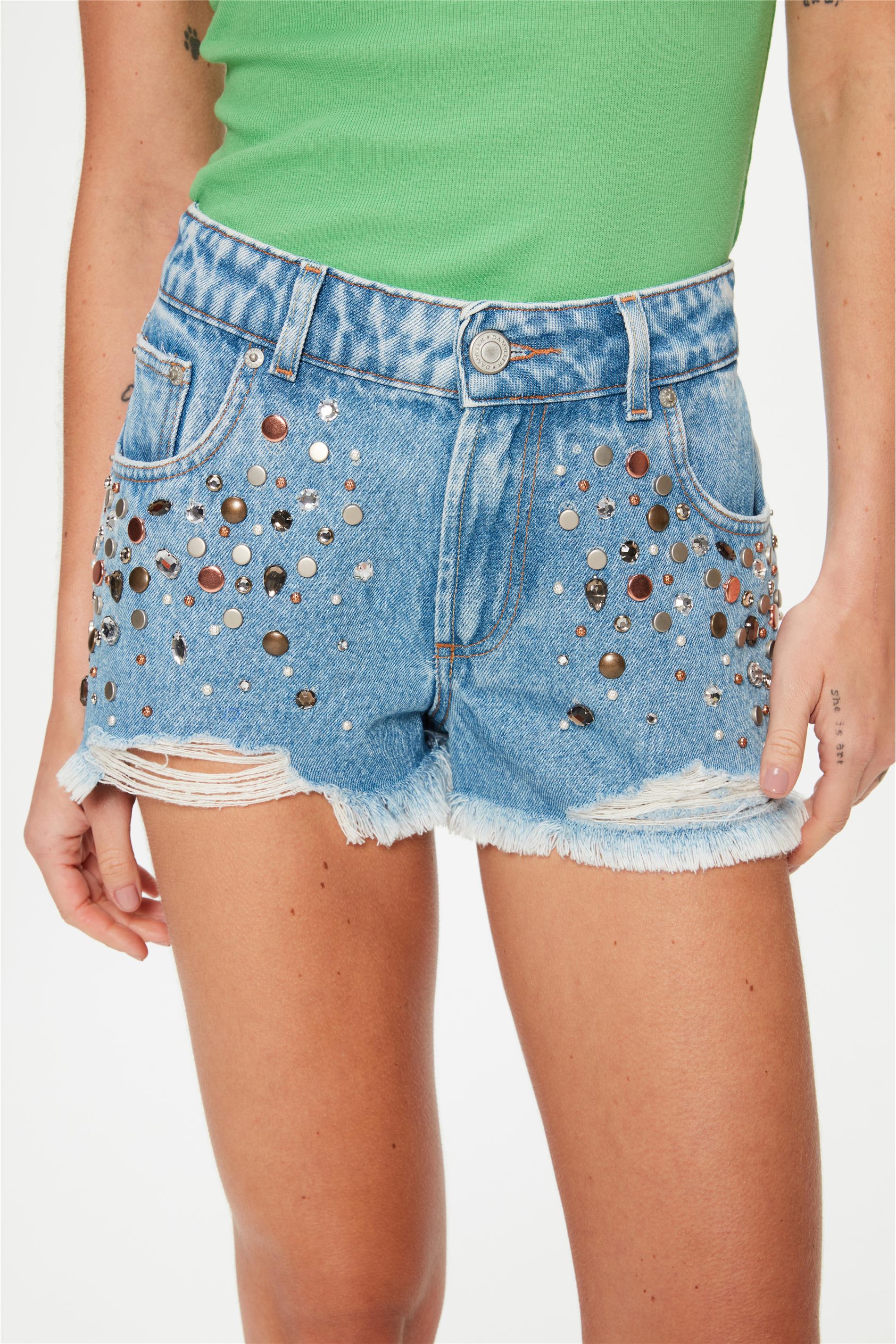 short jeans mom com pedraria