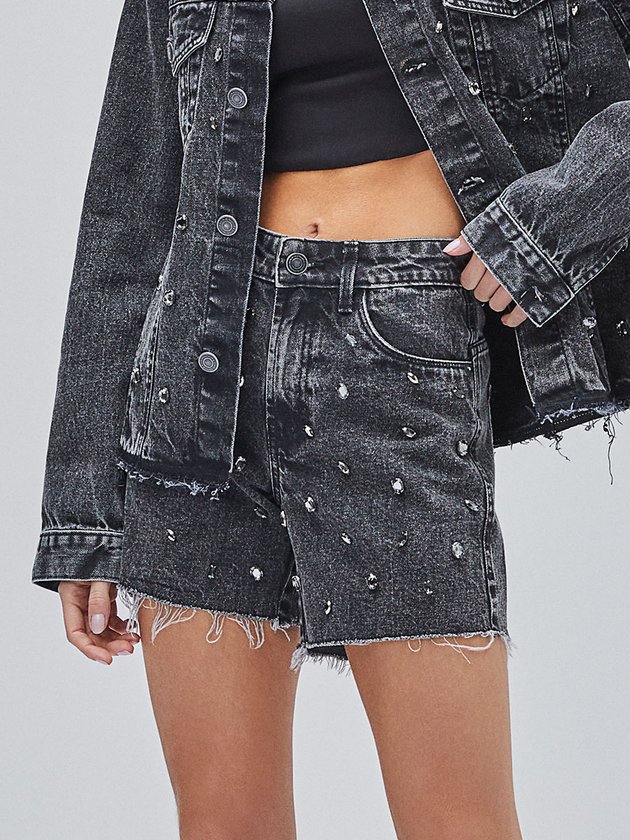 short jeans com aplicações brilhantes