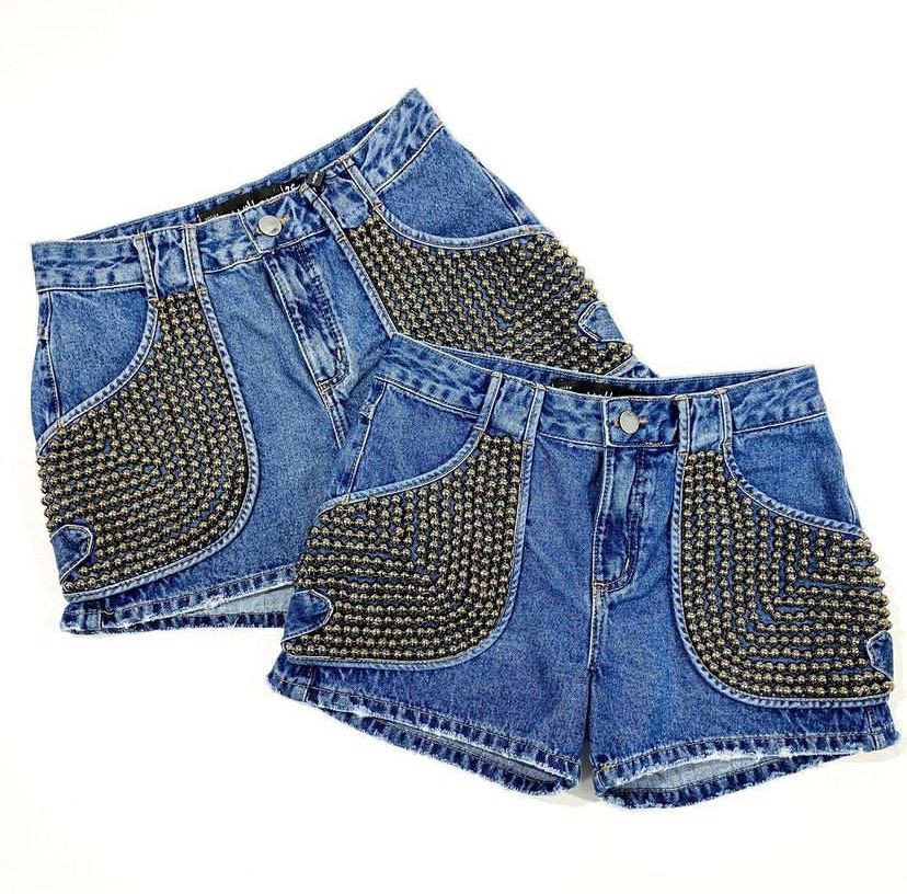 short jeans mom com pedraria